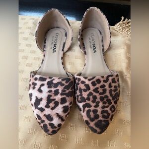 Leopard print pointed flat shoes